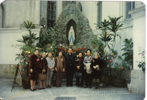 1985-Dec-26-Eucharist-Group-Woman